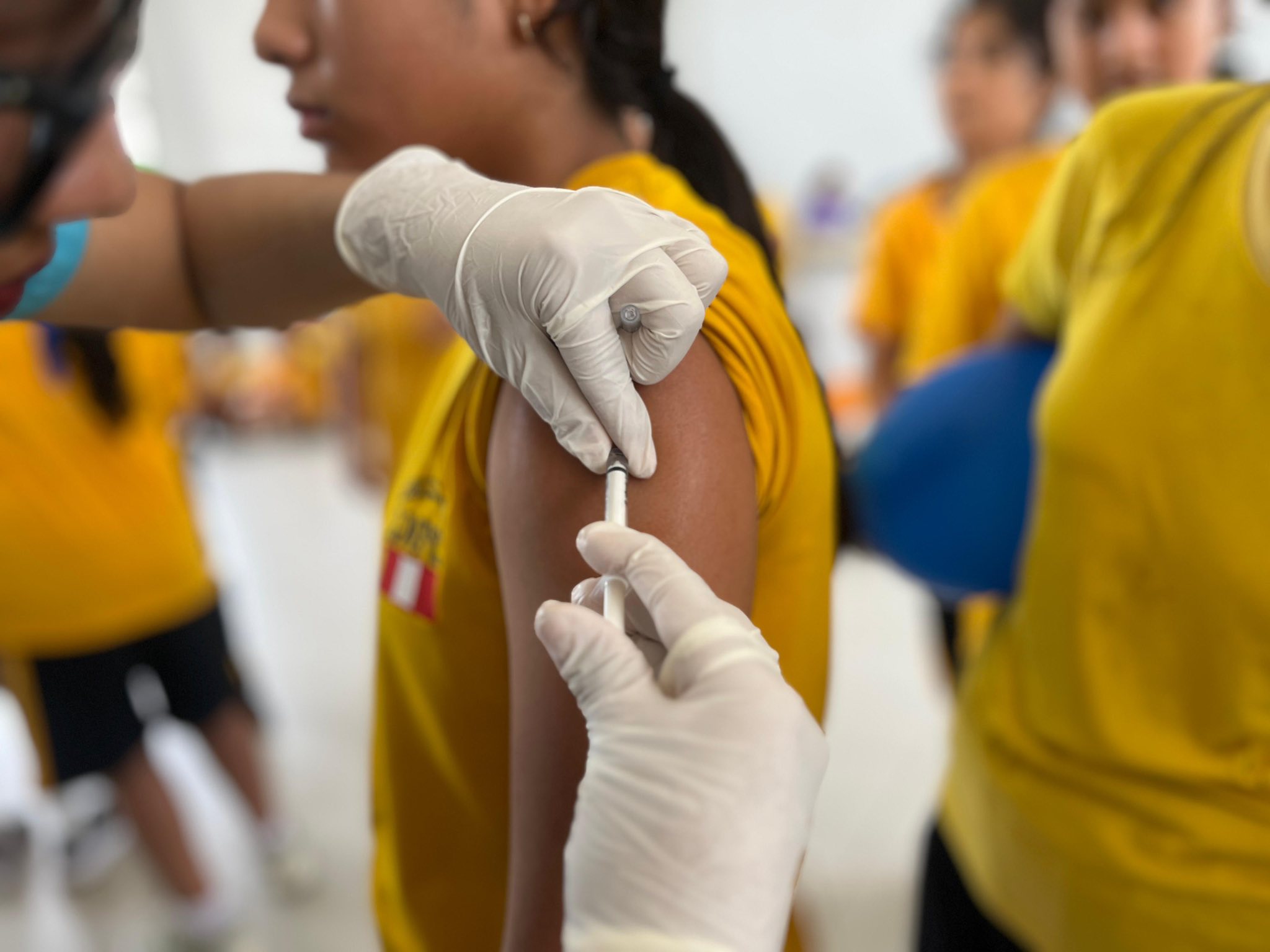 REALIZAMOS VACUNACIÓN CONTRA EL DENGUE EN EL COLEGIO LICEO NAVAL